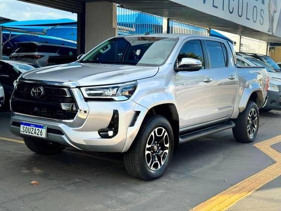 TOYOTA HILUX 2.8 D-4D TURBO DIESEL CD SRX PLUS 4X4 AUTOMÁTICO TOYOTA HILUX 2.8 D-4D TURBO DIESEL CD SRX PLUS 4X4 AUTOMÁTICO